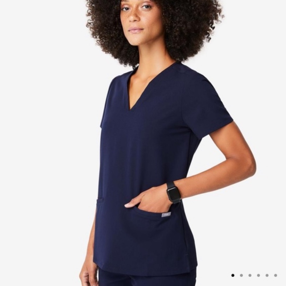 Figs xxs casma 3-pocket scrub top in navy blue